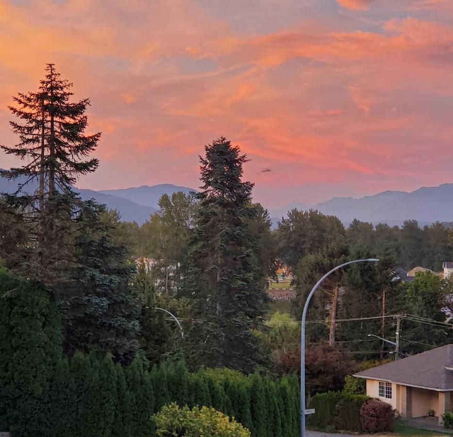 Mountain Retreat 3 Bedroom Garden House Near Heritage Park, Coliseum , Hwy 1, Fishing, Cultus Lake Чилиуак Екстериор снимка
