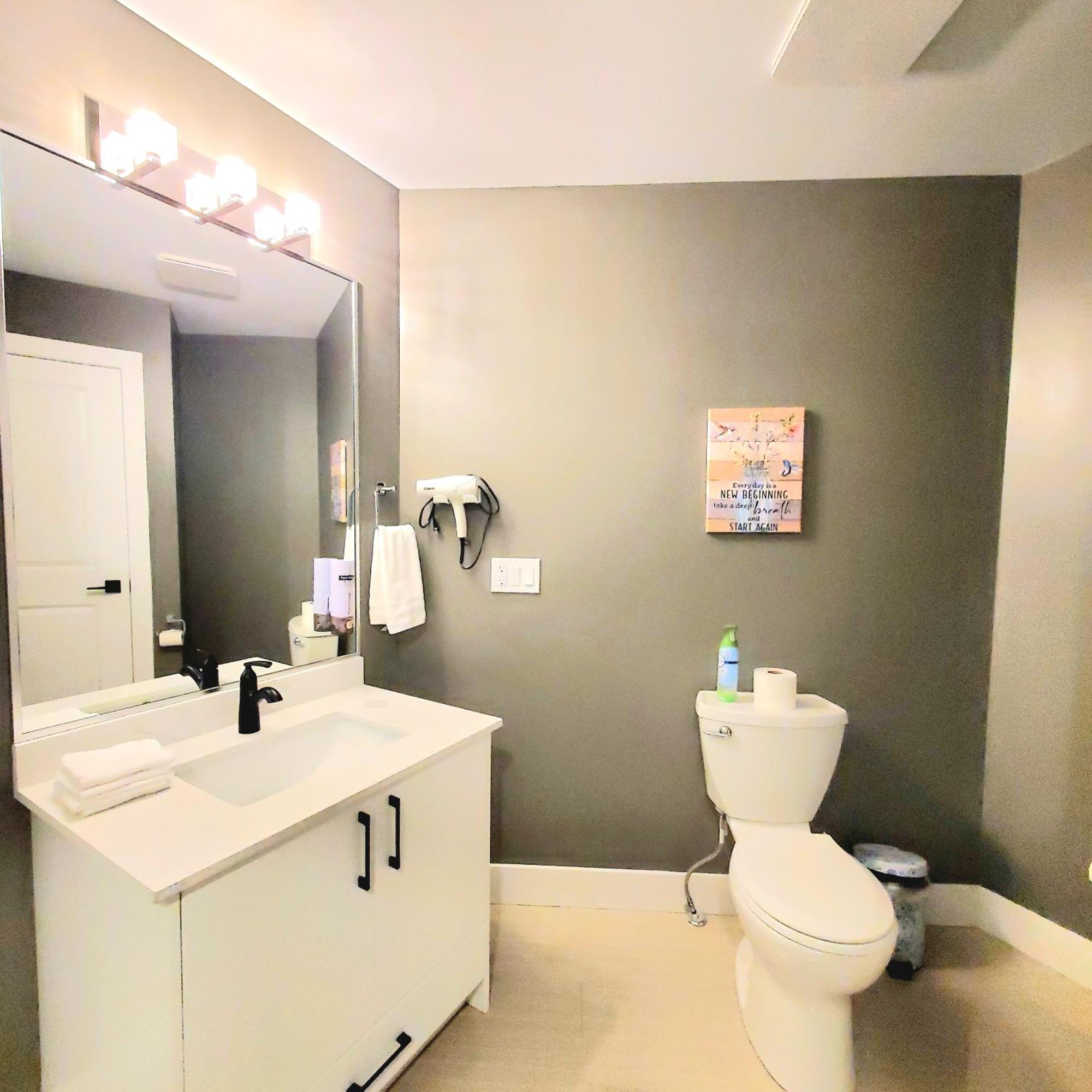 Mountain Retreat 3 Bedroom Garden House Near Heritage Park, Coliseum , Hwy 1, Fishing, Cultus Lake Чилиуак Стая снимка